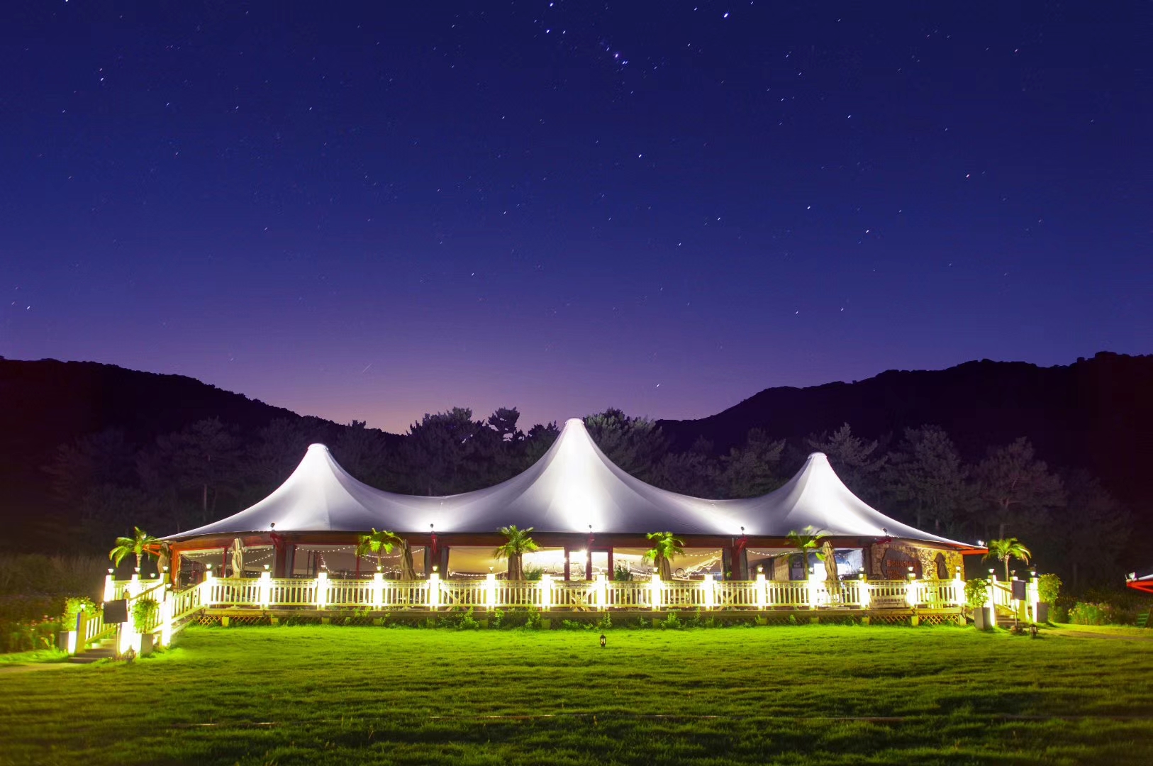 Hotel tent manufacturers: The advantages of customized services